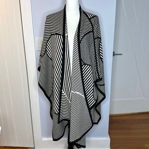 Per Se Black & White bold striped wool wrap w/black edges. Size S/M. Like new!